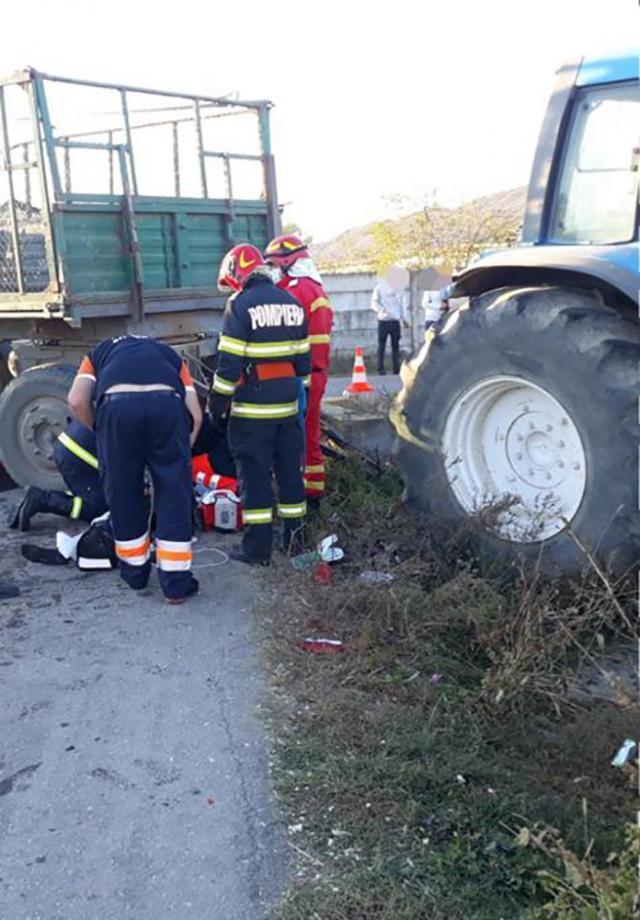 O motocicletă pe care se deplasau trei persoane s-a izbit într-o remorcă