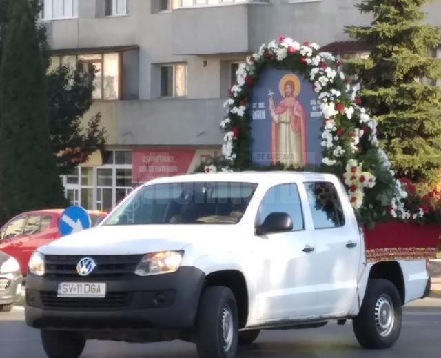 Icoana și racla cu moaștele Sfântului Mare Mucenic Ioan cel Nou, în procesiune prin mai multe zone ale județului Sursa Arhiepiscopia Sucevei