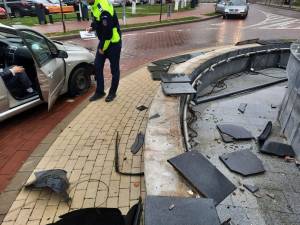 O femeie care avea soțul la Urgență a intrat cu mașina în fântâna arteziană din fața Spitalului Județean Suceava