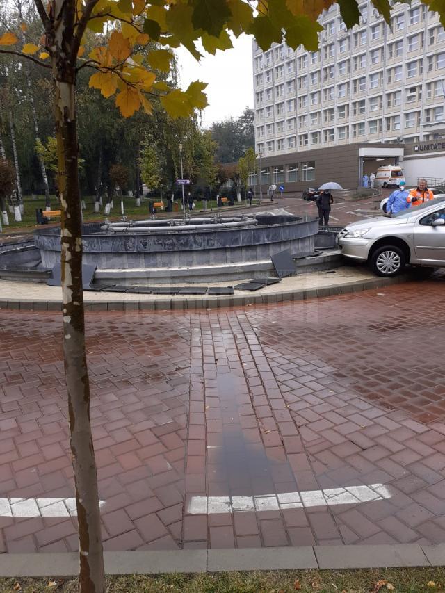 O femeie care avea soțul la Urgență a intrat cu mașina în fântâna arteziană din fața Spitalului Județean Suceava