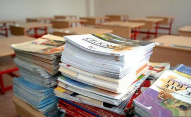 Mii de elevi, mulți din clasele primare, încă nu au primit manualele școlare tipărite