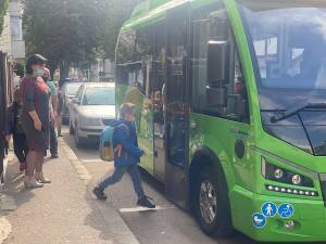 Autobuzul şcolar din programul pilot introdus pe două trase din municipiul Suceava