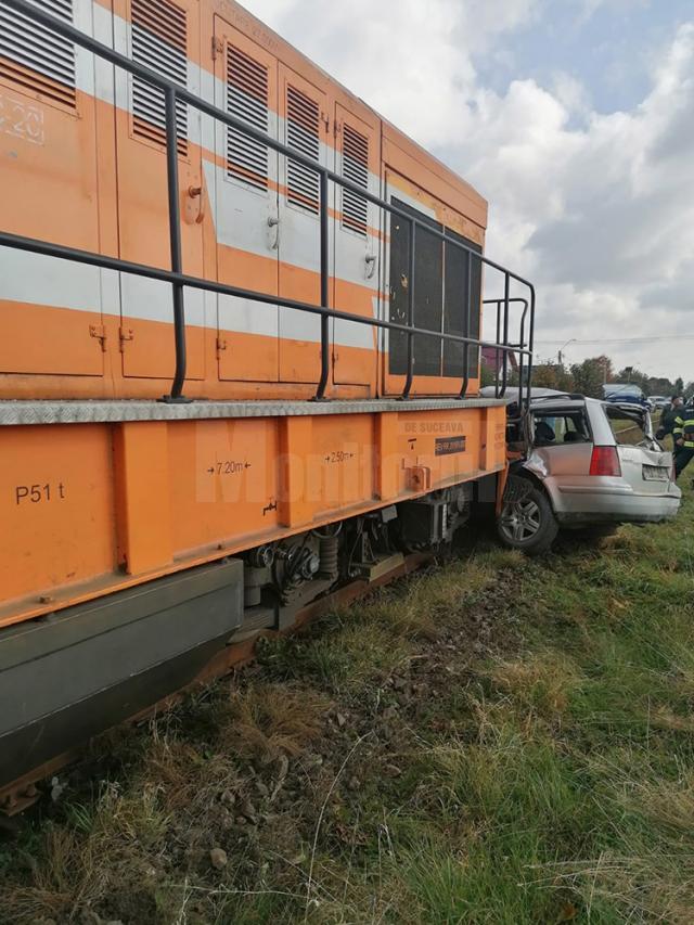 Mașina a fost lovită în plin de trenul Putna-Suceava