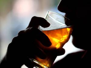 De ce consumul de alcool devine periculos. Foto: digi24.ro