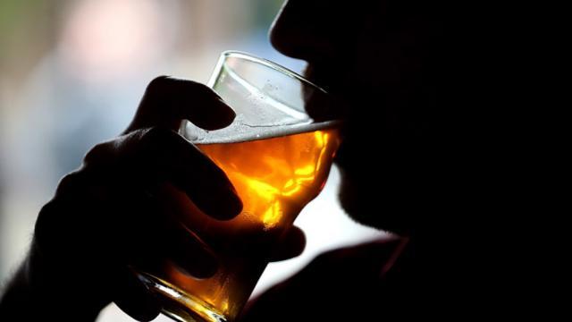 De ce consumul de alcool devine periculos. Foto: digi24.ro