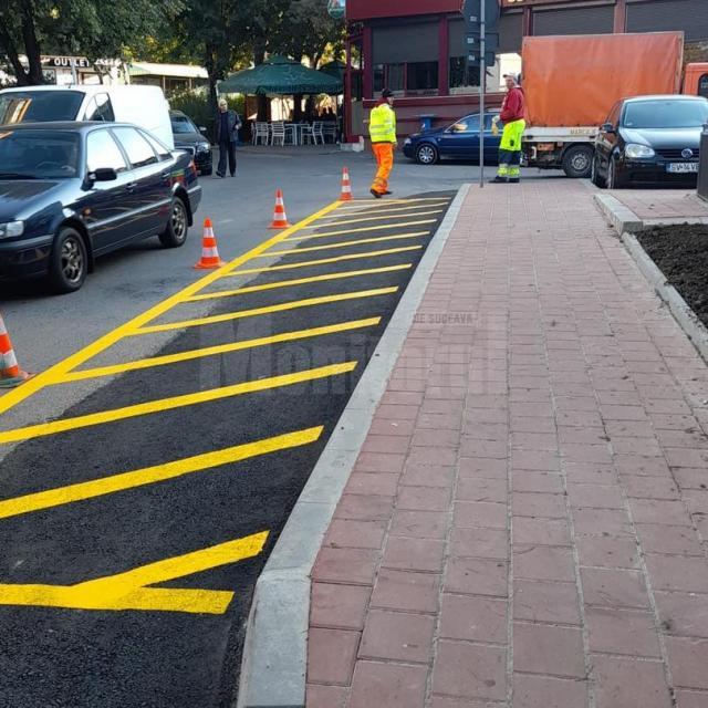 Marcajele rutiere din zona punctelor de colectare a gunoiului, refăcute pentru a atenționa șoferii să nu mai lase mașinile acolo 2