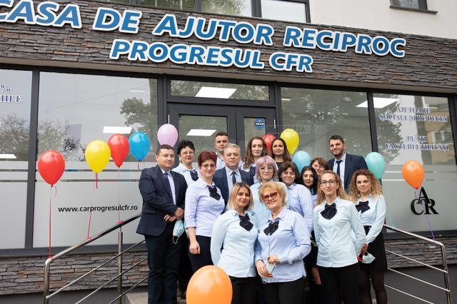 Echipa CAR Progresul în fața sediului noii sucursale din Suceava, pe strada Mărășești, nr. 8