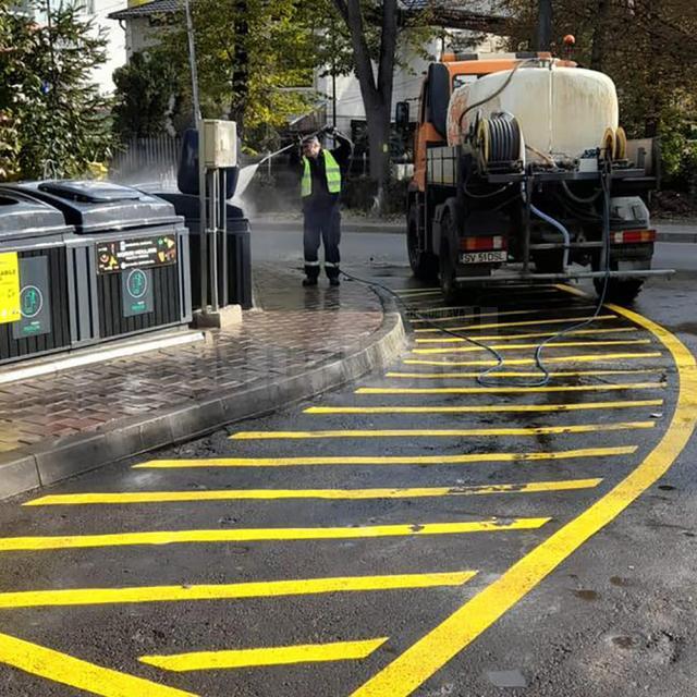 Marcajele rutiere din zona punctelor de colectare a gunoiului, refăcute – mașinile parcate pe ele vor fi ridicate