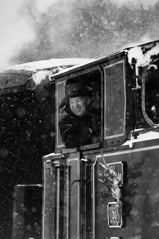Pe orice vreme, Nelu Popescu, la comanda locomotivei Mocăniței din Moldovița