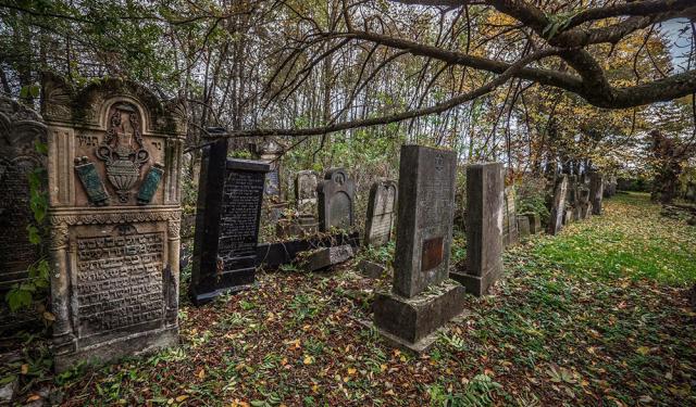 Cimitirul Evreiesc din Rădăuți va fi integrat într-un circuit turistic
