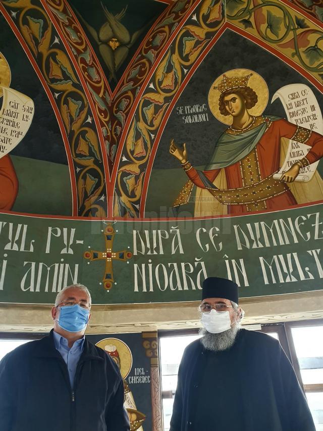 Primarul Ion Lungu și preotul paroh Petrică Argatu, admirand lucrarirle de pictură din Catedrala Sucevei