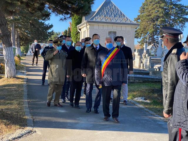 Ziua Armatei Române, marcată prin depunerea de coroane de flori la Monumentul Eroilor
