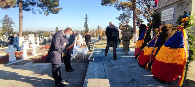 Ziua Armatei Române, marcată la Suceava prin depunerea de coroane de flori la Monumentul Eroilor