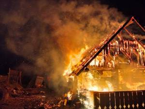Casa din lemn a ars generalizat