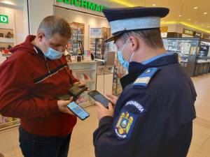 Polițiști și jandarmi verifică certificatele verzi în malluri
