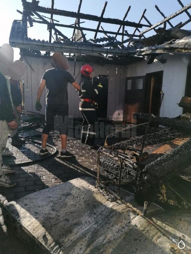 Incendiu puternic, stins de pompieri înainte de a cuprinde și o casă