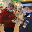 Polițiști și jandarmi verifică certificatele verzi în malluri