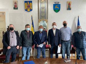 Ștefan Mandachi, Marius Ursaciuc, Cornel Dediu și reprezentanții Bohemia Construct, la lansarea campaniei „1 cm de spital”
