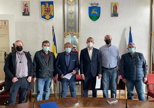 Ștefan Mandachi, Marius Ursaciuc, Cornel Dediu și reprezentanții Bohemia Construct, la lansarea campaniei „1 cm de spital”