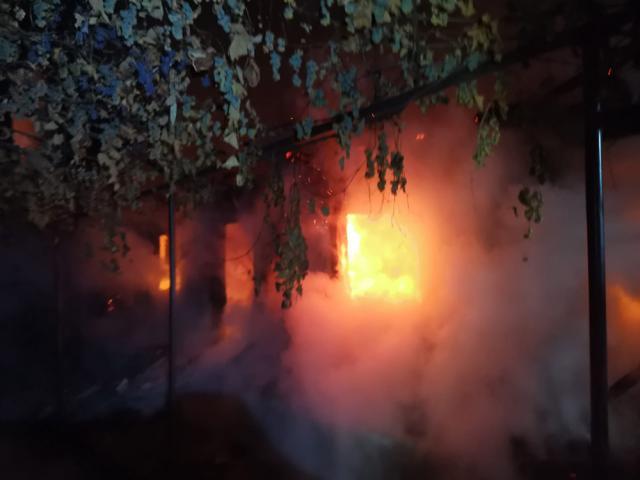 Și-a incendiat propria casă, care a ars ca o torță