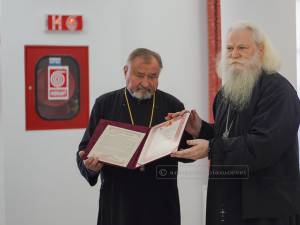 Pr. Nicolae Horga a primit „Ordinul «Sfântul Mare Mucenic Ioan cel Nou de la Suceava»” din partea ÎPS Calinic.jpg