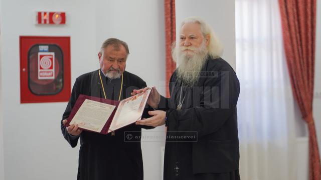 Pr. Nicolae Horga a primit „Ordinul «Sfântul Mare Mucenic Ioan cel Nou de la Suceava»” din partea ÎPS Calinic.jpg