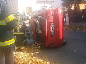 Opelul răsturnat în urma coliziunii din intersecție