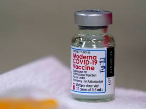 Persoanele vaccinate cu Moderna vor primi a treia doză din acest vaccin la jumătate, de la 1 noiembrie