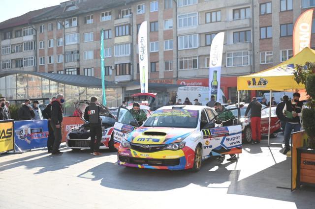 Expoziție de mașini de curse în centrul Sucevei, înainte de etapa specială a Raliului Bucovinei - foto Artistul