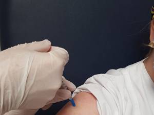 Peste 80 la sută dintre medicii din unitățile sanitare care tratează pacienți Covid sunt imunizați împotriva noului coronavirus