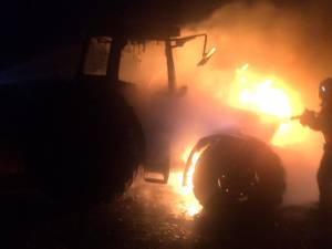 Un tractor a luat foc în timp ce efectua lucrări agricole
