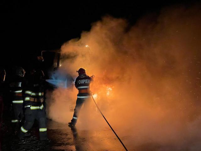 Tractor de 25.000 de euro, mistuit de foc pe ogor