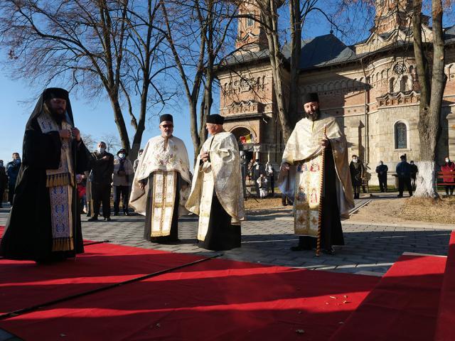 PS Damaschin şi preoţii la slujba de sfințire a noului Altar de Vară