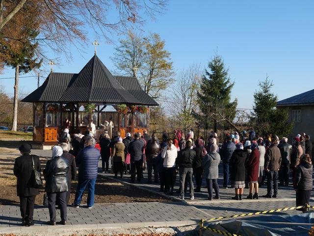 Noul altar de vară în curtea bisericii din Fântâna Mare