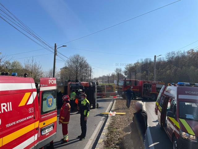 Vehicul greu care transporta asfalt, răsturnat, ieri, pe strada Traian Vuia