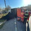 Vehicul greu care transporta asfalt, răsturnat, ieri, pe strada Traian Vuia