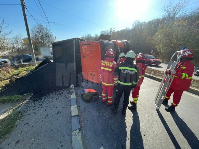 Vehicul greu care transporta asfalt, răsturnat, ieri, pe strada Traian Vuia