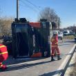 Vehicul greu care transporta asfalt, răsturnat, ieri, pe strada Traian Vuia