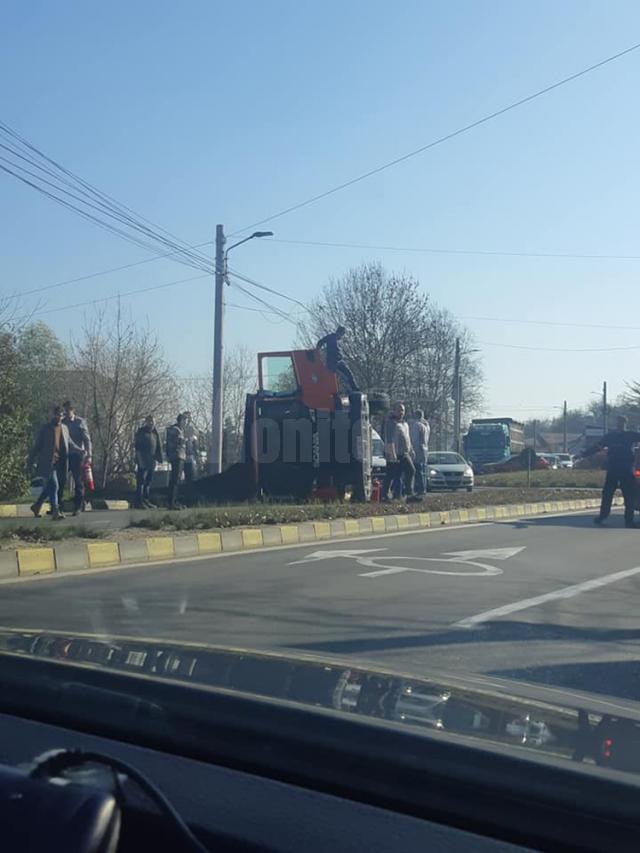 Vehicul greu care transporta asfalt, răsturnat, ieri, pe strada Traian Vuia