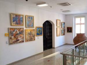 Expoziția taberei de pictură a Muzeului Național al Bucovinei, ediția a IX-a, poate fi vizitată în foaierul Muzeului de Istorie
