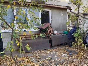 Adăpost ilegal de câini amenajat între blocuri, desființat de Primăria Suceava