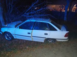 Mașina găsită avariată de polițiști în seara zilei de 28 octombrie