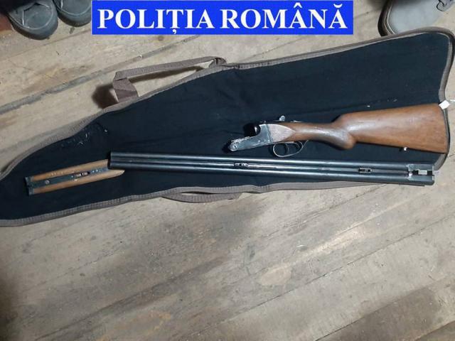 Armă de vânătoare, muniție, trofee și carne de vânat, descoperite în casa unui bărbat din Mălini