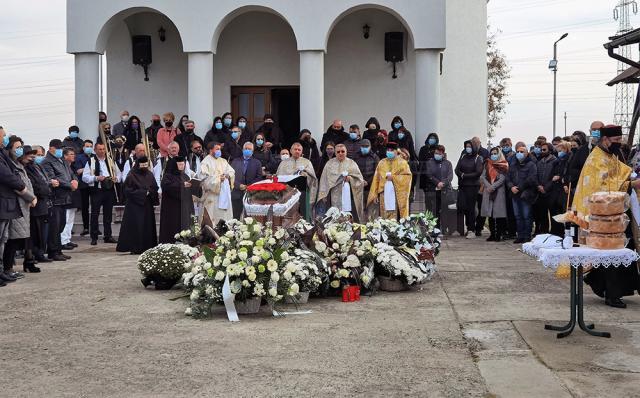 Carmen a plecat înconjurată de cei dragi, ritualurile de trecere fiind oficiate de un sobor de cinci preoți