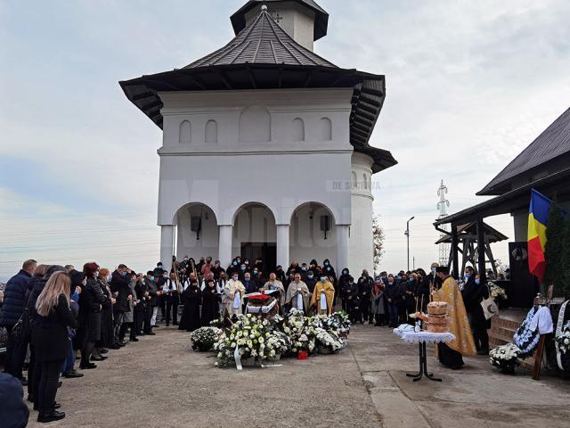 Carmen Veronica Steiciuc a fost condusă pe ultimul drum de sute de oameni îndurerați