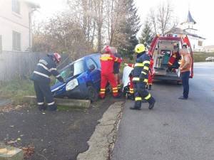 Mașină intrată într-un cap de pod, la Fălticeni