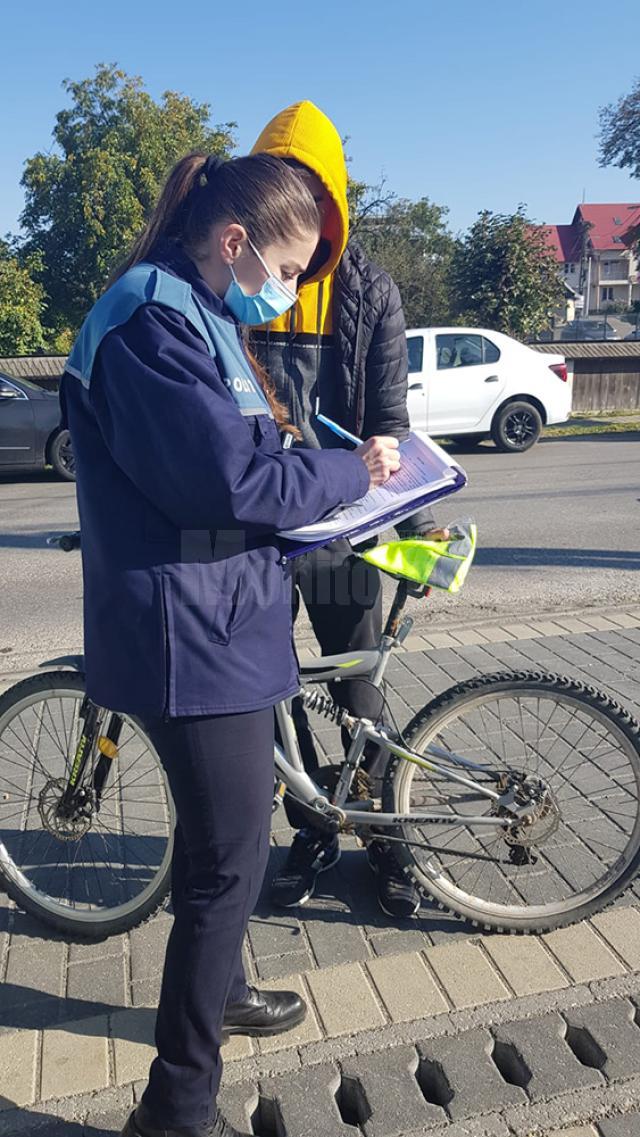 Peste 100 de veste reflectorizante, împărțite bicicliștilor din zona Vicovu de Sus