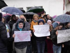 Elevi, profesori și părinți la protestul pentru reluarea cursurilor în format fizic la Liceul Tehnologic „Vasile Gherasim”