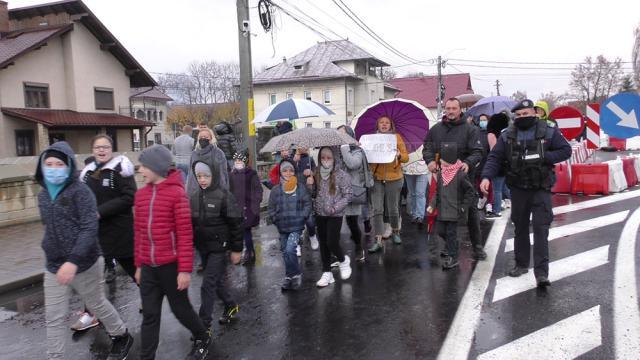 Elevi, profesori și părinți la protestul pentru reluarea cursurilor în format fizic la Liceul Tehnologic „Vasile Gherasim”