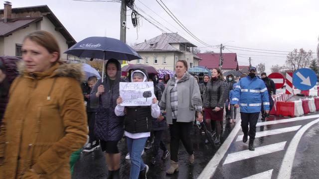 Elevi, profesori și părinți la protestul pentru reluarea cursurilor în format fizic la Liceul Tehnologic „Vasile Gherasim”